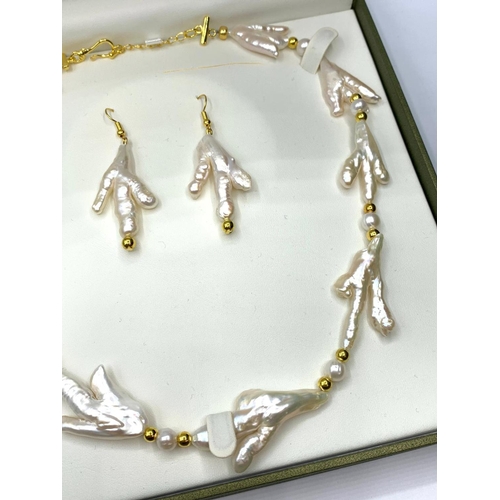 48 - A very unusual Keshi pearls necklace and earrings set in the shape of bird’s
feet. In a presentation... 