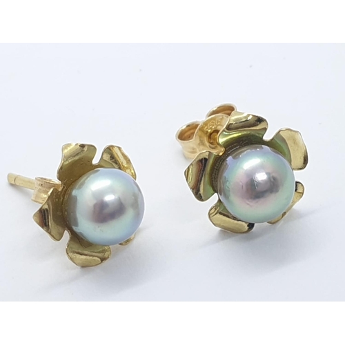 139 - 18ct pearl pendant and earrings