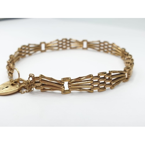 140 - 9ct gate BRACELET with heart padlock.  4.9g. 16cm.