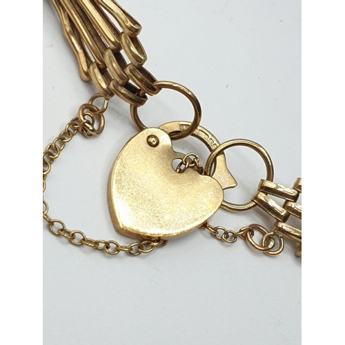 140 - 9ct gate BRACELET with heart padlock.  4.9g. 16cm.