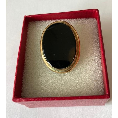 810 - Vintage 9ct gold and black onyx brooch. Having oval form and full London Hallmark for 9ct gold. 2.9c... 