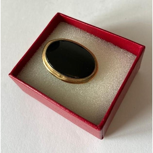 810 - Vintage 9ct gold and black onyx brooch. Having oval form and full London Hallmark for 9ct gold. 2.9c... 