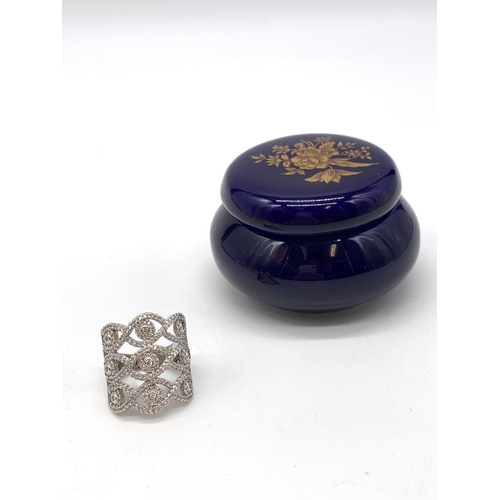 112 - A statement ring, silver (stamped S925) with cubic zirconia, in a cobalt blue
porcelain trinket box ... 