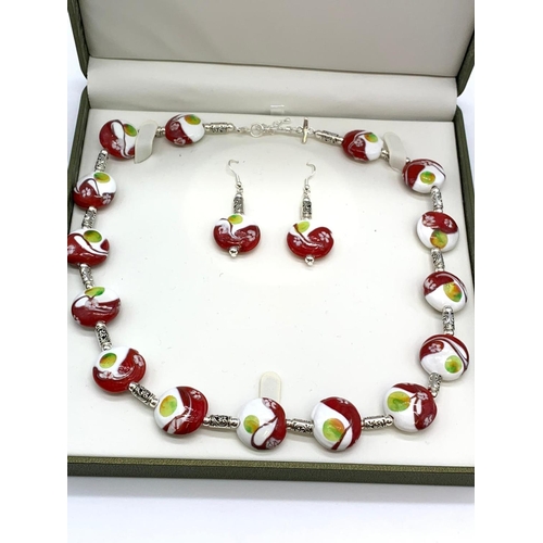 133 - A vintage (60s ?) Murano and silver necklace and earrings set in a presentation
box. Necklace length... 