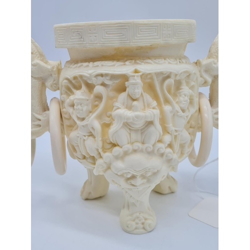 50 - A Bone Chinese Hand Carve Pot 3 Legs with Double Dragon Heads. Width:37cm. 17cm Height (1.1kg)