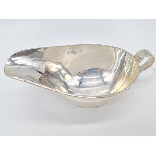 53 - A Sterling Silver Gravy Boat in Modern Design. Weight:230g. Width: 22cm. Height:8cm