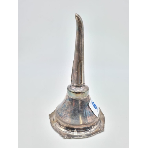 64 - Antique White Metal Wine Strainer Weight: 136.5g.
Height: 16cm