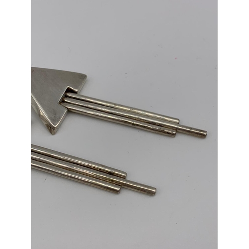 337 - 1 Pair of Silver Triangle Drop Earrings 24g. Length:8cm