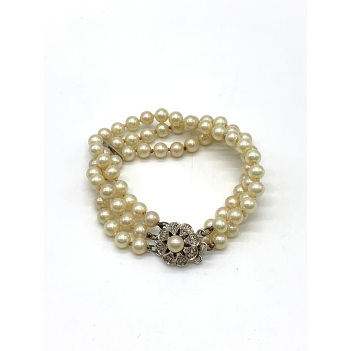 340 - 3 Strings Pearl Bracelet with Ornate Catch 16cm