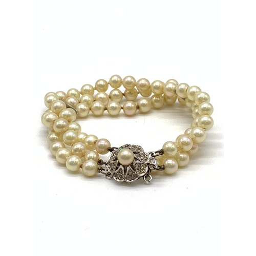 340 - 3 Strings Pearl Bracelet with Ornate Catch 16cm