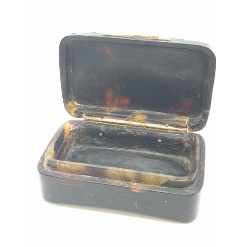 184 - Georgian tortoise shell pill box, with 18ct rose gold trim, 3.5 x 5cm and weight 25.3g approx