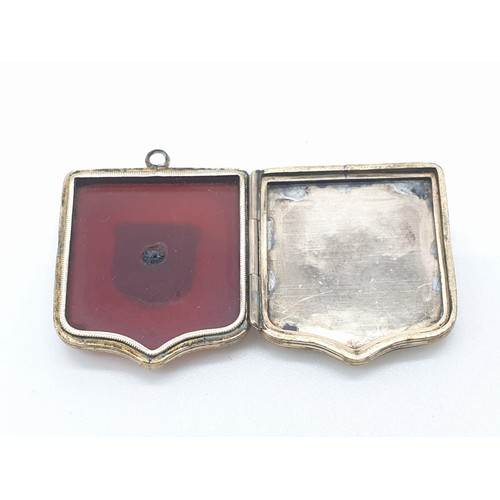 195 - 9ct gold and agate locket hand engraved back weight 8.6g and 2.3cm x 2.7cm