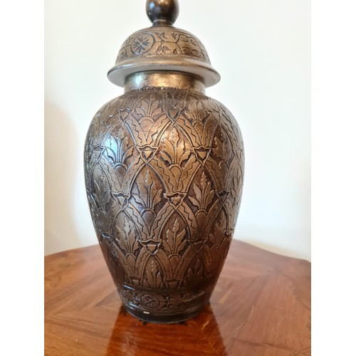 229 - Large Chinese urn H38 Diameter 19cm