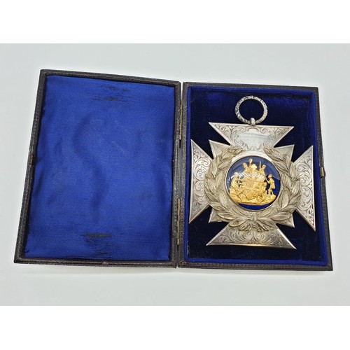 235 - 1865 silver medal with high carat gold crown in original presentation box, weight 100.6g and size 9.... 