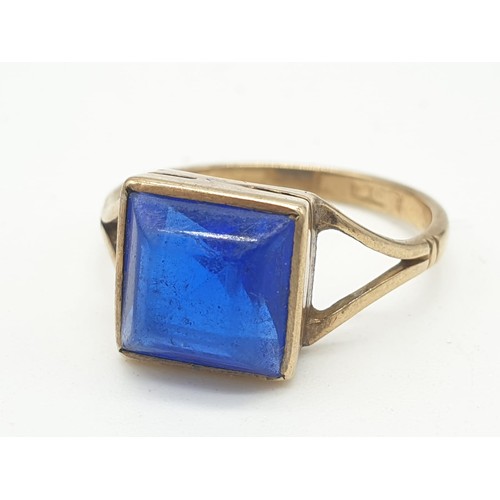 273 - 9ct gold vintage ring with square blue stone, weight 2.7g and size O