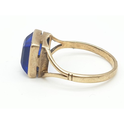 273 - 9ct gold vintage ring with square blue stone, weight 2.7g and size O