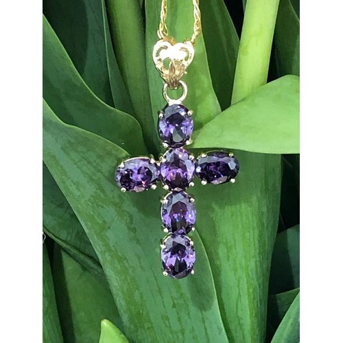 470 - 9k yellow gold cross with calibrated amethysts of exceptional quality ( 6 stones, oval cuts, each st... 