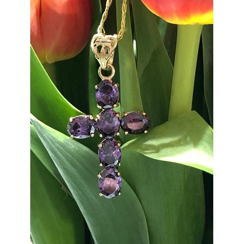 470 - 9k yellow gold cross with calibrated amethysts of exceptional quality ( 6 stones, oval cuts, each st... 