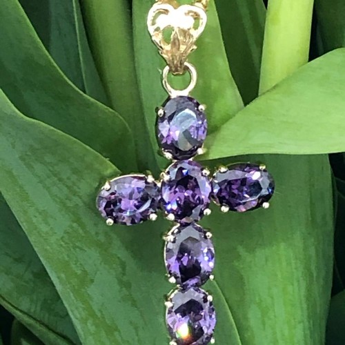 470 - 9k yellow gold cross with calibrated amethysts of exceptional quality ( 6 stones, oval cuts, each st... 