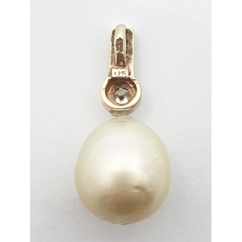 256 - Large pearl pendant set in diamond and 9ct gold, weight 3.21g and pearl size 15mm approx