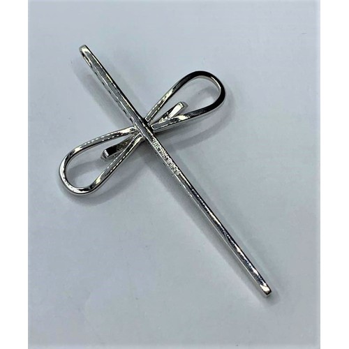 604 - 18CT WHITE GOLD DIAMOND SET CROSS, WEIGHT 5.2G