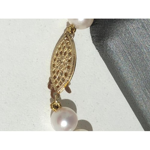 637 - freshwater pearl necklace single row with beautifully matched pearls; each pearl around 7.5mm; 14k g... 