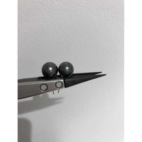 645 - Tahitian top quality studs in 18k gold; each pearl around 9mm