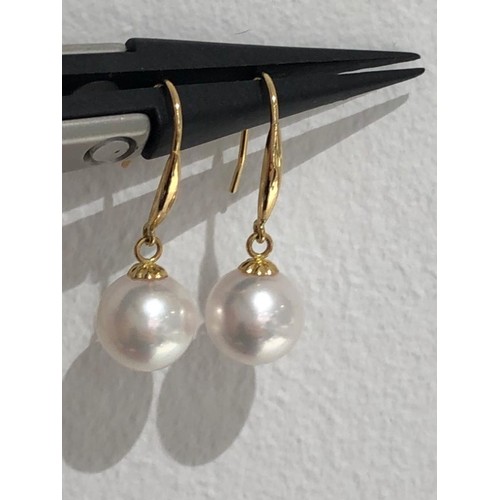 660 - Akoya pearl drop earrings in 18k gold; each pearl around 7.9mm