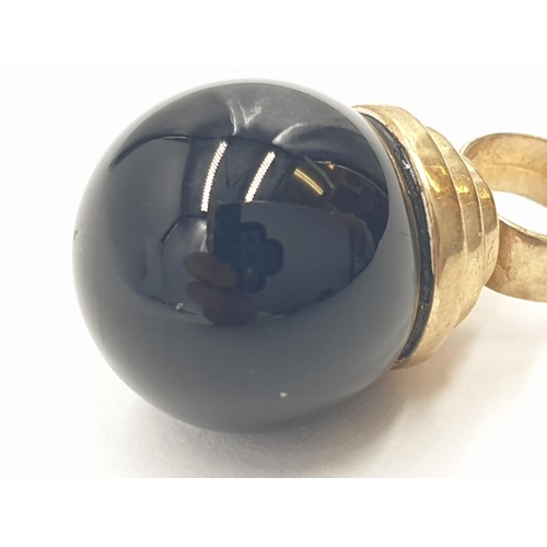 222 - 9ct gold onyx pendant, weight 3.3g and 1cm diameter approx