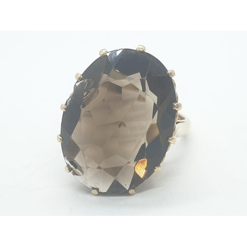 282 - 9ct yellow gold smoky quartz ring, weight 7.46g and size M