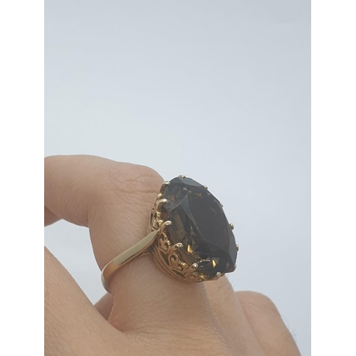 282 - 9ct yellow gold smoky quartz ring, weight 7.46g and size M