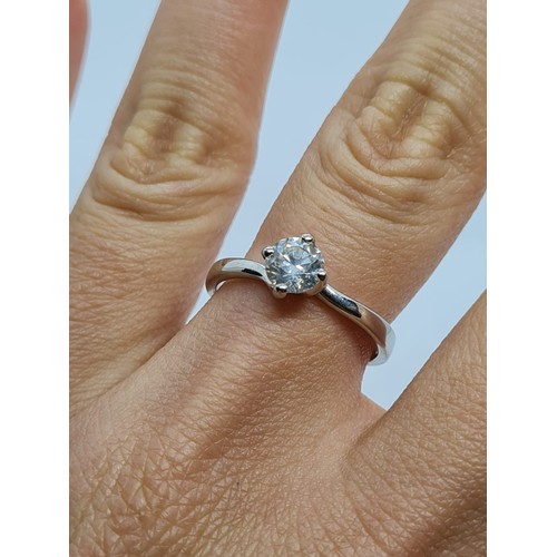 7 - PLATINUM DIAMOND SOLITAIRE RING (Approx 0.73CT, CLARITY SI1, COLOUR H), WEIGHT 4.1G AND Size O 1/2