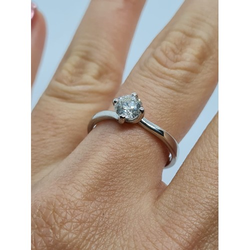 7 - PLATINUM DIAMOND SOLITAIRE RING (Approx 0.73CT, CLARITY SI1, COLOUR H), WEIGHT 4.1G AND Size O 1/2