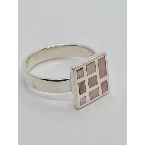 534 - STERLING SILVER PINK MOTHER OF PEARL RING, WEIGHT 3.85G AND SIZE N