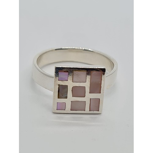 534 - STERLING SILVER PINK MOTHER OF PEARL RING, WEIGHT 3.85G AND SIZE N