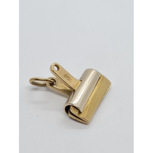 270 - 9ct yellow gold paper clip pendant