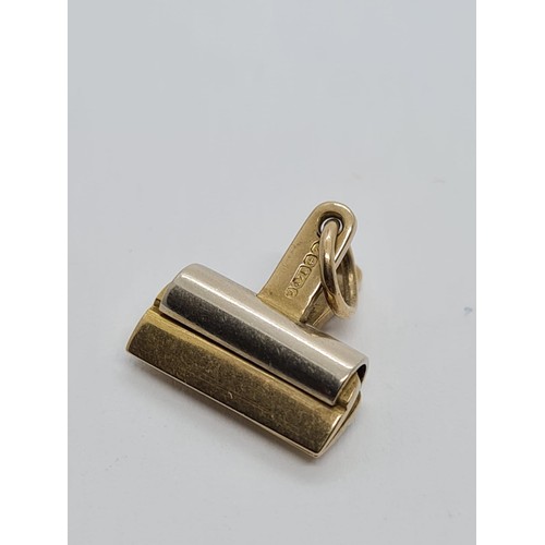 270 - 9ct yellow gold paper clip pendant