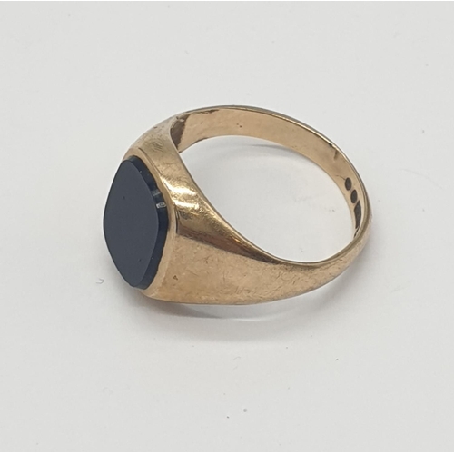 510 - 9ct gold Mars signet ring with black face, weight 29g and size L