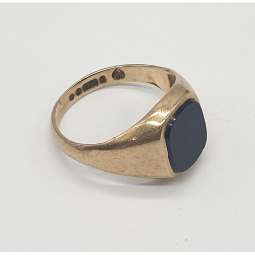 510 - 9ct gold Mars signet ring with black face, weight 29g and size L