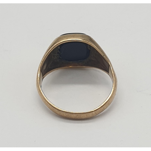 510 - 9ct gold Mars signet ring with black face, weight 29g and size L