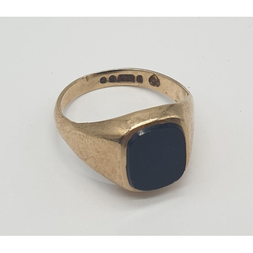 510 - 9ct gold Mars signet ring with black face, weight 29g and size L