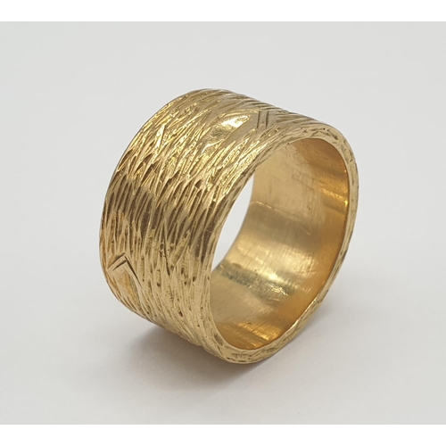 513 - 18ct gold wide band ring with grained pattern, weight 14.4g and size O