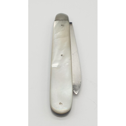 327 - Vintage silver bladed fruit knives, having mother of pearl handle and clear hallmark for Charles Wil... 