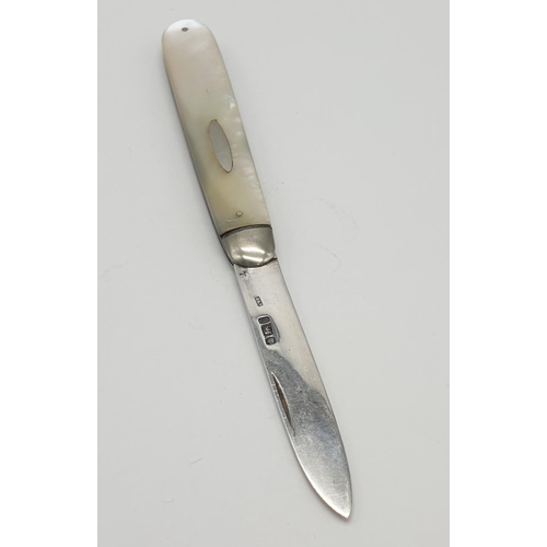 327 - Vintage silver bladed fruit knives, having mother of pearl handle and clear hallmark for Charles Wil... 