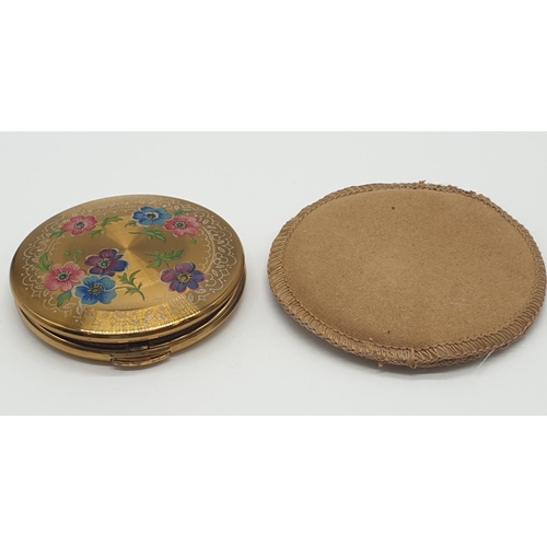 469 - Vintage 1950s/60s darling powder compact having lacquered enamel work to lid showing anemone flowers... 