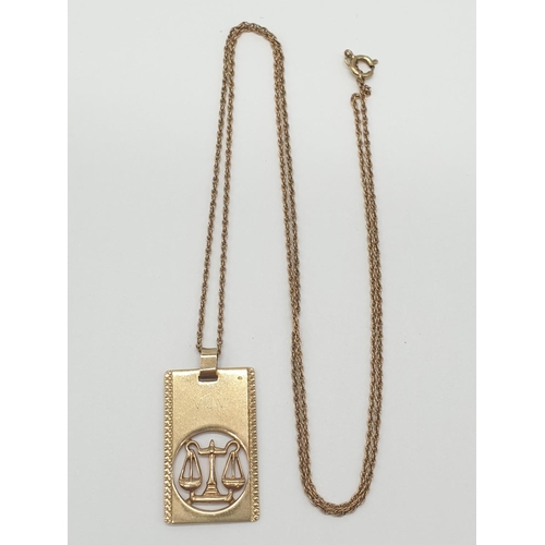 539 - 9ct gold rectangular scaled pendant on a 9ct gold 50cm chain, weight 3.5g