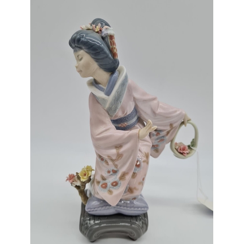 383 - Lladro figure of a Japanese lady, 21cm tall.