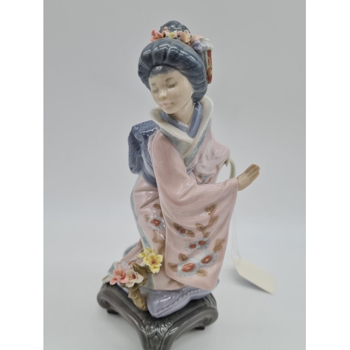 383 - Lladro figure of a Japanese lady, 21cm tall.