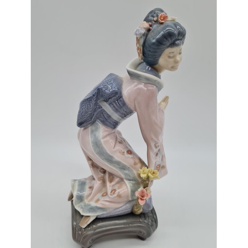 383 - Lladro figure of a Japanese lady, 21cm tall.