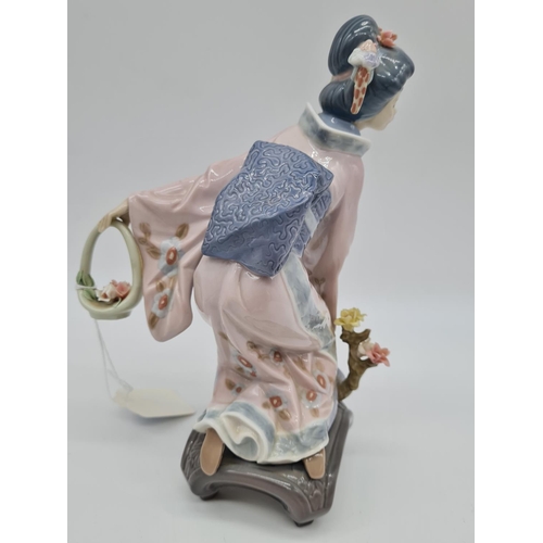 383 - Lladro figure of a Japanese lady, 21cm tall.